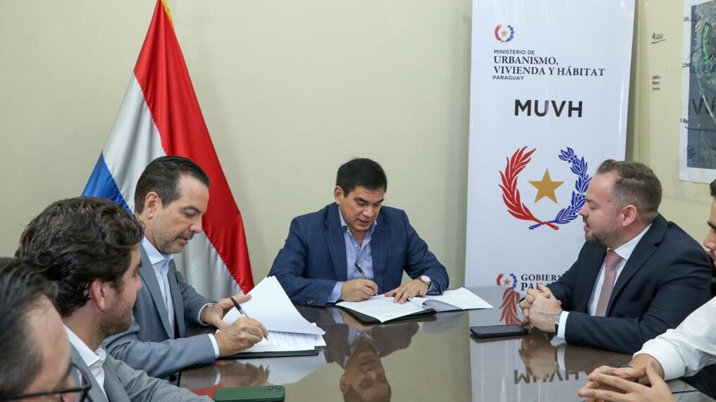 Baruja suscribió un convenio con el presidente del Grupo Texcin SA, Andrés Gwynn Schaerer, y con el director general del SNPP, José Cogliolo. Foto: Gentileza