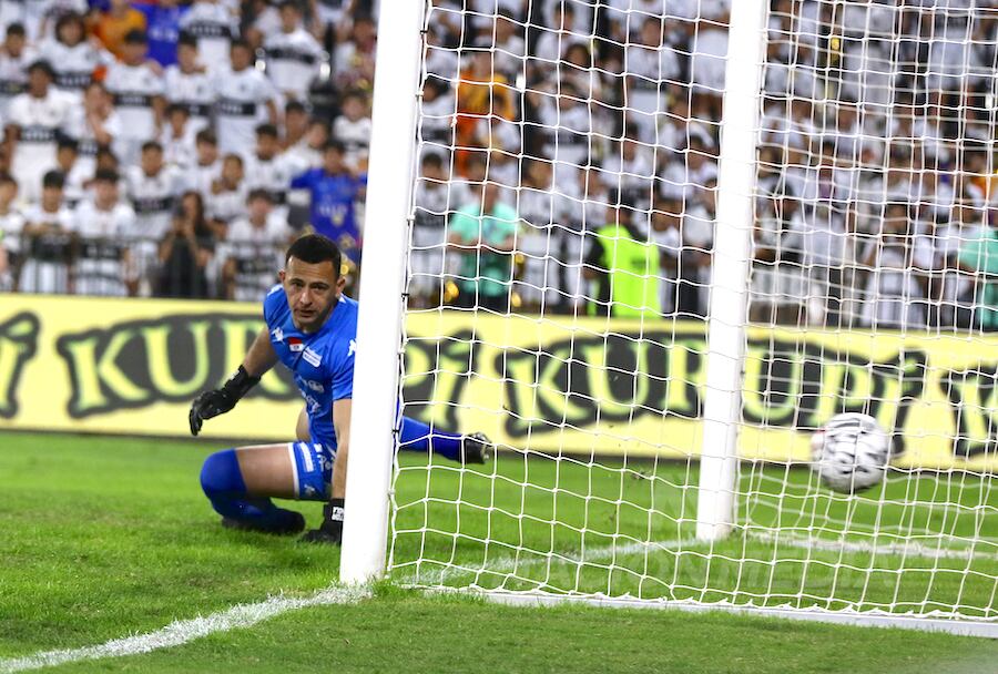 Héctor Espínola no llega a la pelota impulsada por Alejandro Silva, que convirtió su tanto de penal.FOTO:NÉSTOR SOTO – NACIÓN MEDIA