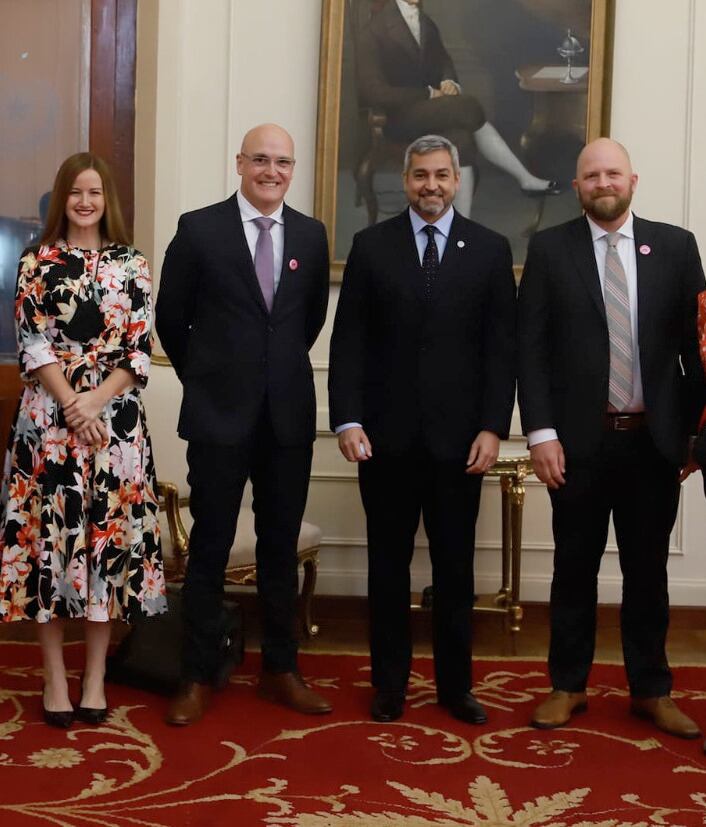 Soledad Núñez que ayudaba a organizar reuniones con el Gobierno junto con el arquitecto Luis Ayala, el expresidente Mario Abdo Benítez y Dave Peery, presidente de MUCI. Foto: Archivo