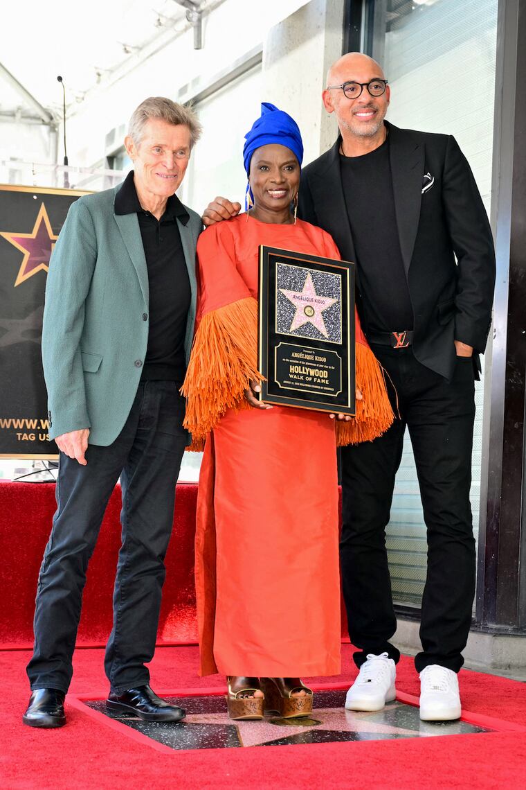 Angelique Kidjo junto al actor Willem Dafoe y Harvey Mason Jr., CEO de la Academia de la Grabación. Frederic J. Brown / AFP)