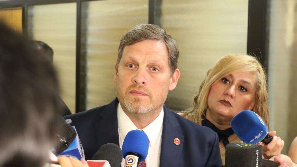 El senador Natalicio Chase cuestionó el actuar de la Comisión Permanente y expuso dictamen del asesor jurídico del Congreso en ese mismo sentido. Foto: Archivo