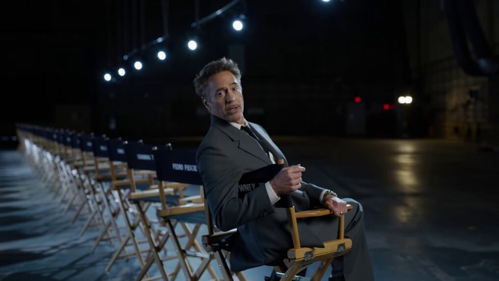 Robert Downey Jr. aparece en el primer avance de la próxima película, junto a las sillas con los nombres de los demás actores. Foto: Marvel
