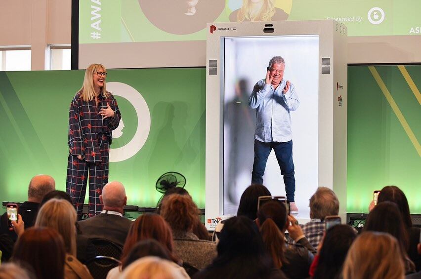 Un holograma del famoso actor, de 92 años, permitió que participara en una conferencia en otro país como si fuese un muñeco gigante. Foto: protohologram