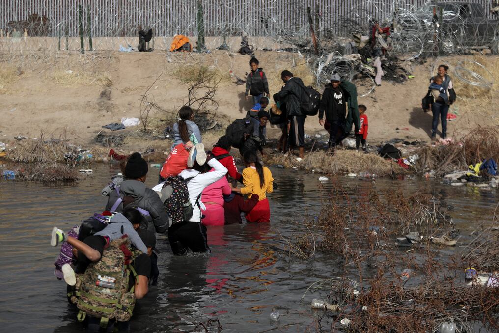 En las últimas semanas, la policía fronteriza estadounidense ha informado de aproximadamente 10.000 cruces de migrantes cada día. Foto: AFP