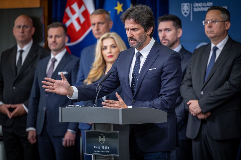 “Su estado sigue siendo muy grave. Tal vez hagan falta algunos días para saber cómo evoluciona”, dijo el ministro de Defensa, Robert Kalinak, en conferencia de prensa. Foto: AFP
