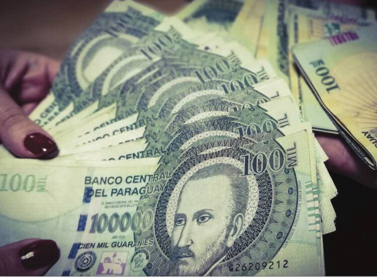 Dos cajeros de un supermercado de Ciudad del Este fueron aprehendidos hoy a raíz de una denuncia presentada por la propietaria de la empresa sobre el supuesto hurto de 100 millones de guaraníes. Foto: Ilustrativa