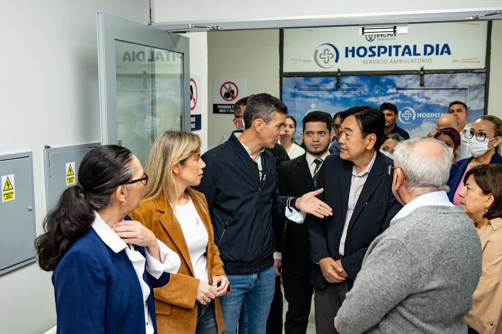 El mandatario Santiago Peña verificó los avances de obras. Foto: Gentileza 