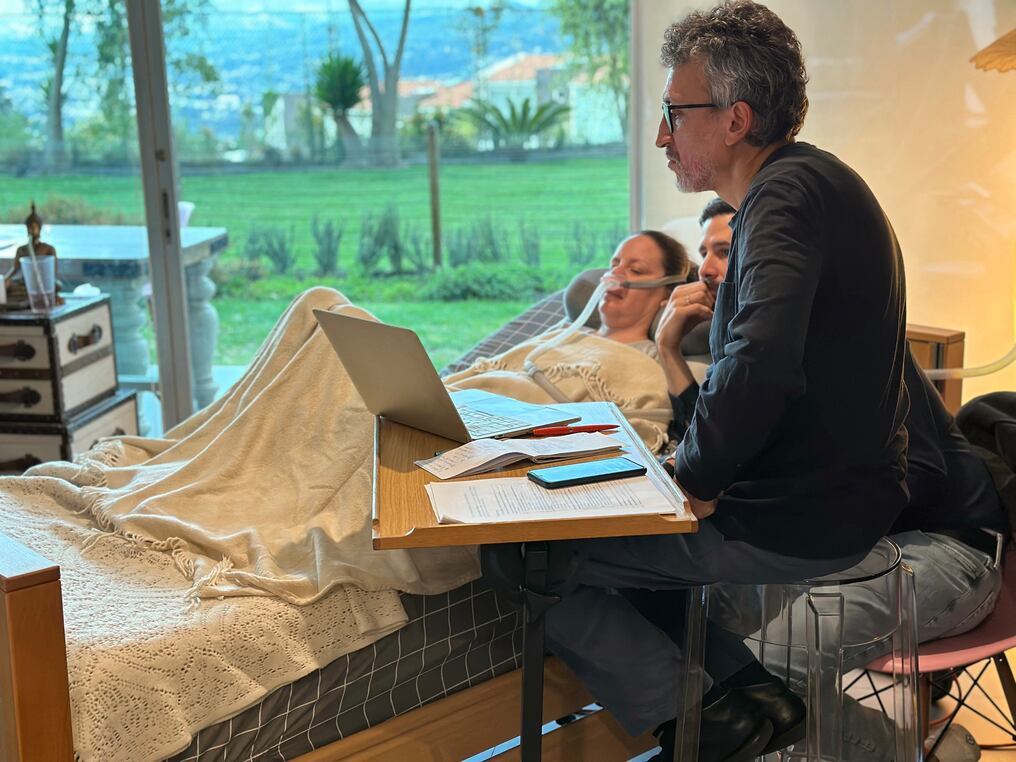 Paola Roldán, su marido Nicolás Suárez y su abogado Ramiro Ávila siguieron la audiencia de la Corte. Foto: AFP