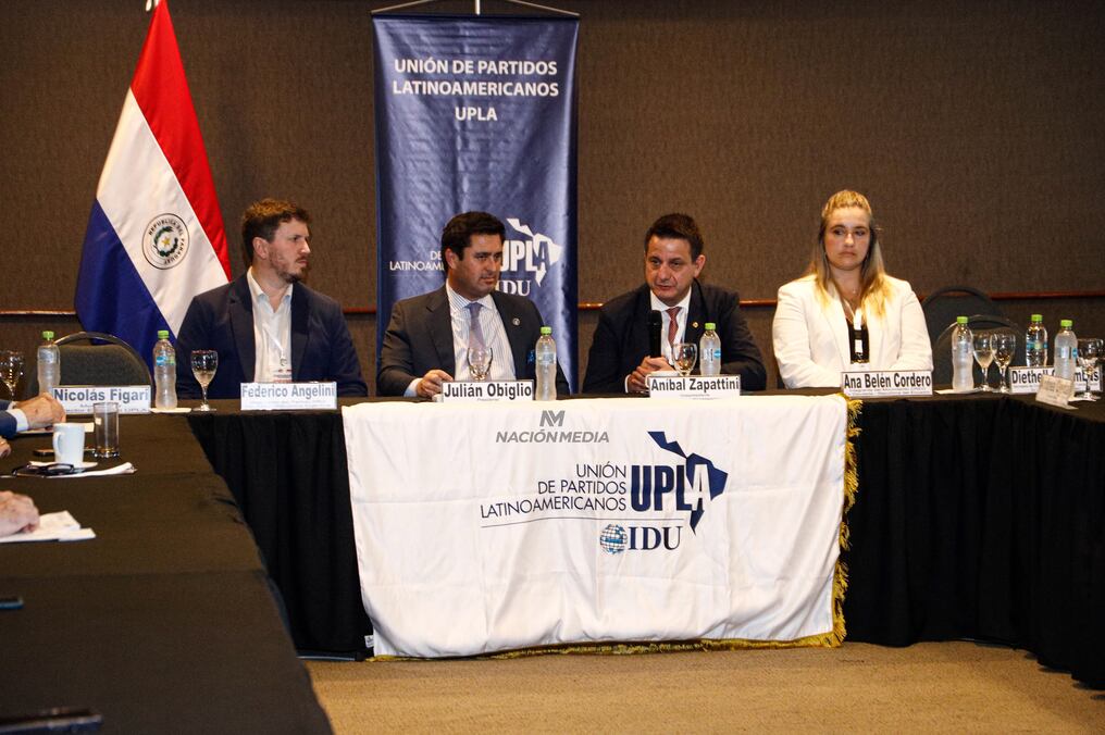 "Para los que estamos en el Partido Colorado es una oportunidad excepcional de compartir con toda esta gente, experiencias políticas", resaltó Aníbal Zapattini. Foto: Emilio Bazán