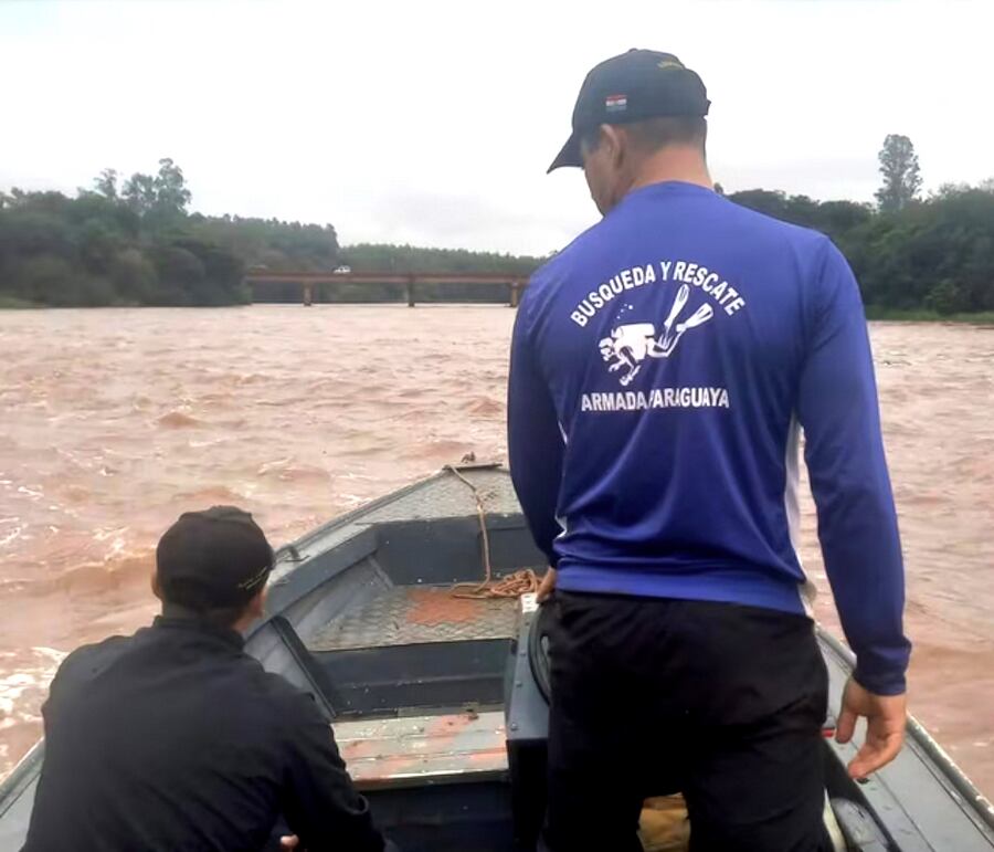 El hallazgo se dio en la zona del puerto Bertoni y las autoridades se encuentran trabajando en el rescate del cuerpo. Foto: Gentileza