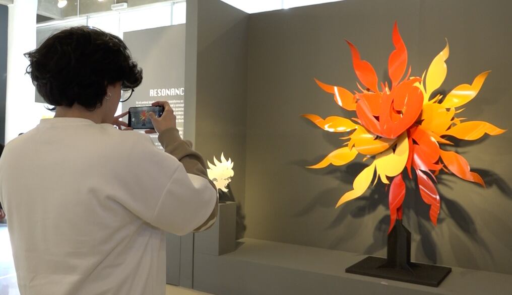 La exposición se compone de una serie de piezas tridimensionales que evidencia la madurez de un artista cuya trayectoria ha estado marcada por la búsqueda constante de nuevos horizontes expresivos dentro del arte paraguayo. Foto: Captura de video