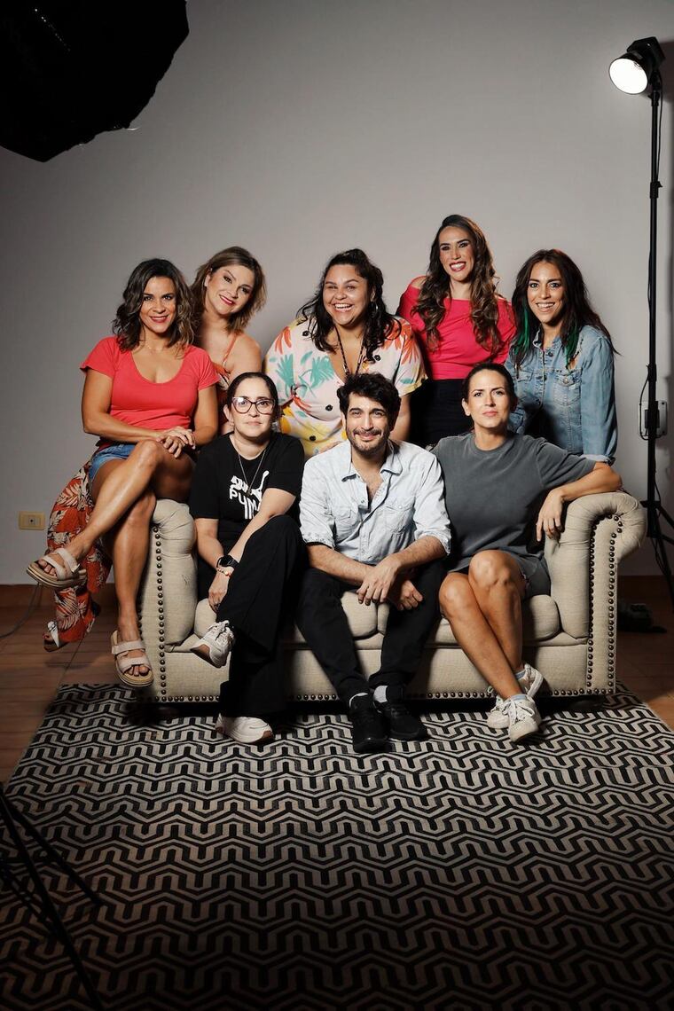 El elenco de “Cómo es posible que te quiera tanto”, con el elenco e integrantes de producción. Foto: Instagram - @comoesposiblequetequierapy