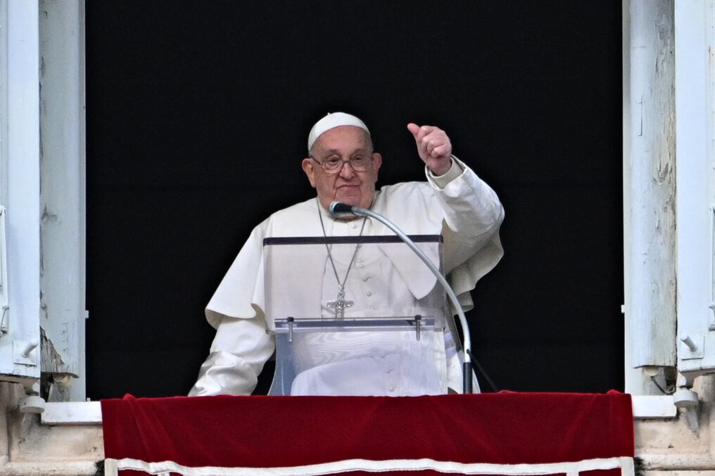 El papa Francisco desde la ventana del Palacio Apostólico con vistas a la Plaza de San Pedro. Foto: Andreas Solado/AFP