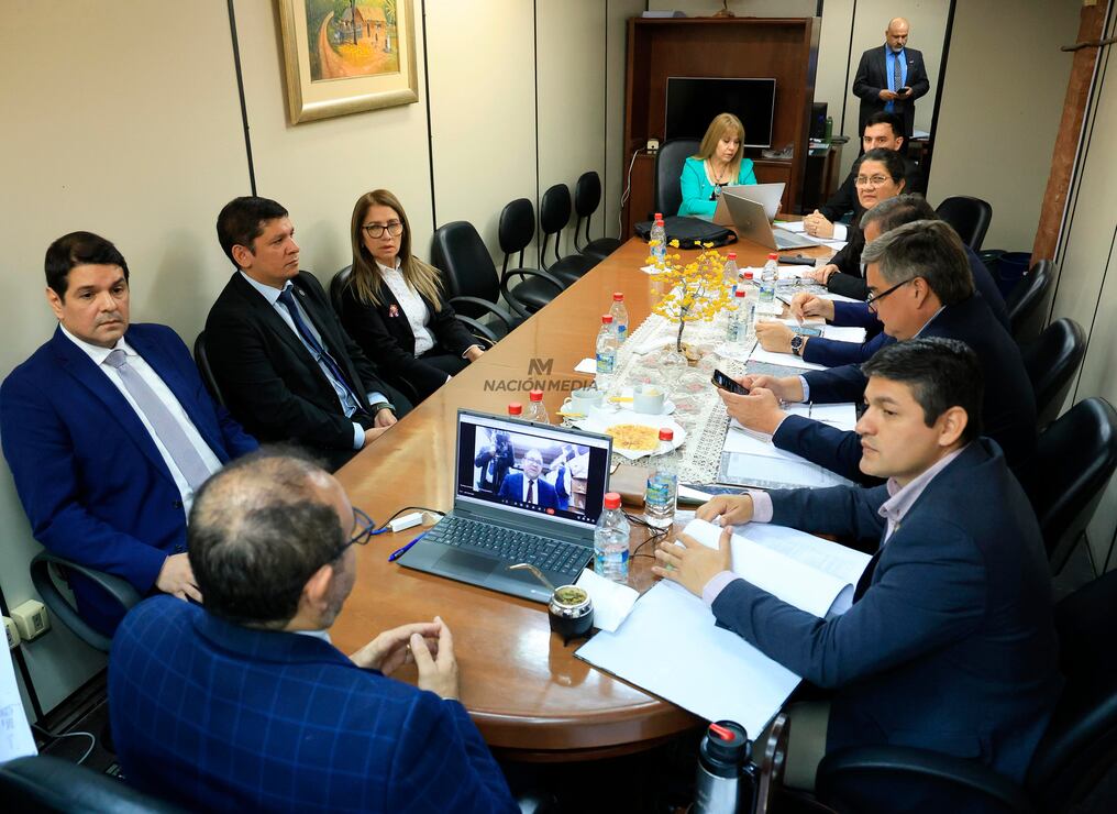Diputados de la oposición hacen el vacío al equipo auditor de la Contraloría, y no escuchan su informe sobre el trabajo realizado en la municipalidad de Ciudad del Este, en la comisión de Cuentas y Control. Foto: Jorge Jara