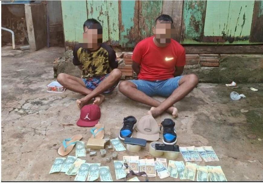 Dos de los cuatro detenidos en allanamientos de viviendas realizadas esta mañana por comitiva policial fiscal en Ciudad del Este. FOTO: Gentileza