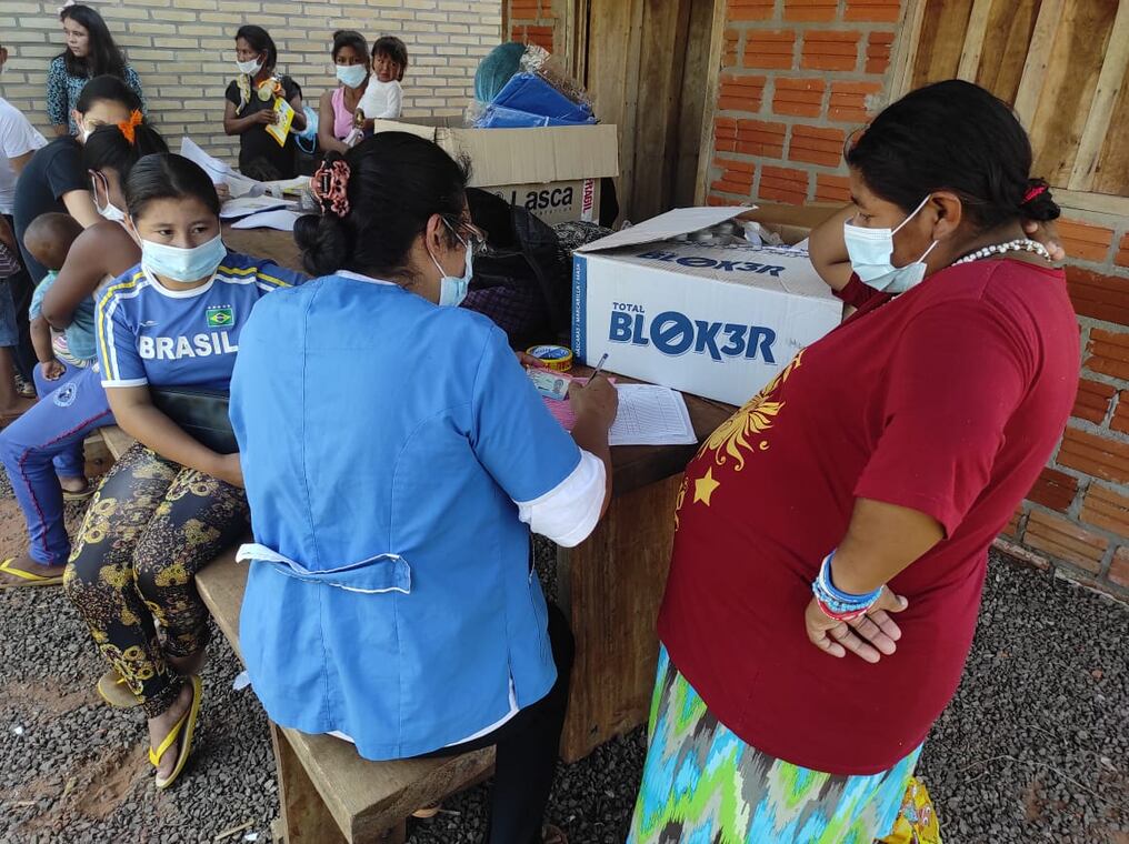 La licenciada Ramona Flores durante una jornada de vacunación. Foto: Gentileza