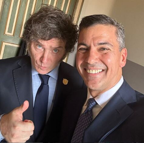Selfie que Santiago Peña publicó en sus redes sociales con el mensaje: "América Latina tiene todo lo que el mundo necesita para salir adelante. ¡Gran intercambio de ideas con Javier Milei". Foto: @santipenapy/Instagram