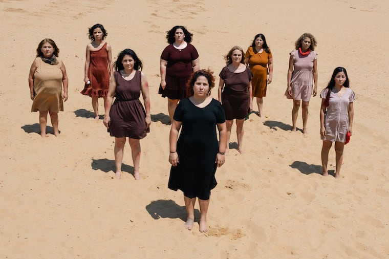 El elenco y la directora de “Mujeres de Arena”. Foto: Luis Acost Facci
