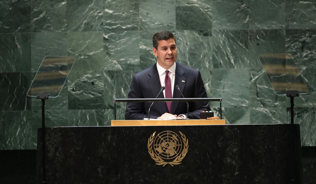 Santiago Peña, presidente de la República, dijo que existen pruebas irrefutables de que se puede lograr un equilibrio entre la producción agrícola y la conservación de los recursos naturales. Foto: AFP