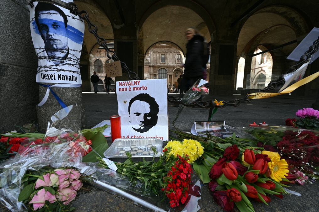 Flores y carteles en homenaje al fallecido líder de la oposición rusa Alexéi Navalni se instalaron en el centro de Milán, en Italia. Foto: AFP