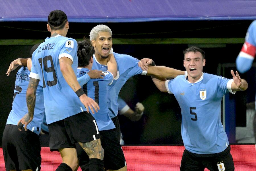 Ronald Araújo (centro) explota de alegría con su gol que abrió el camino de la victoria uruguaya ante Argentina.FOTO: AFP
