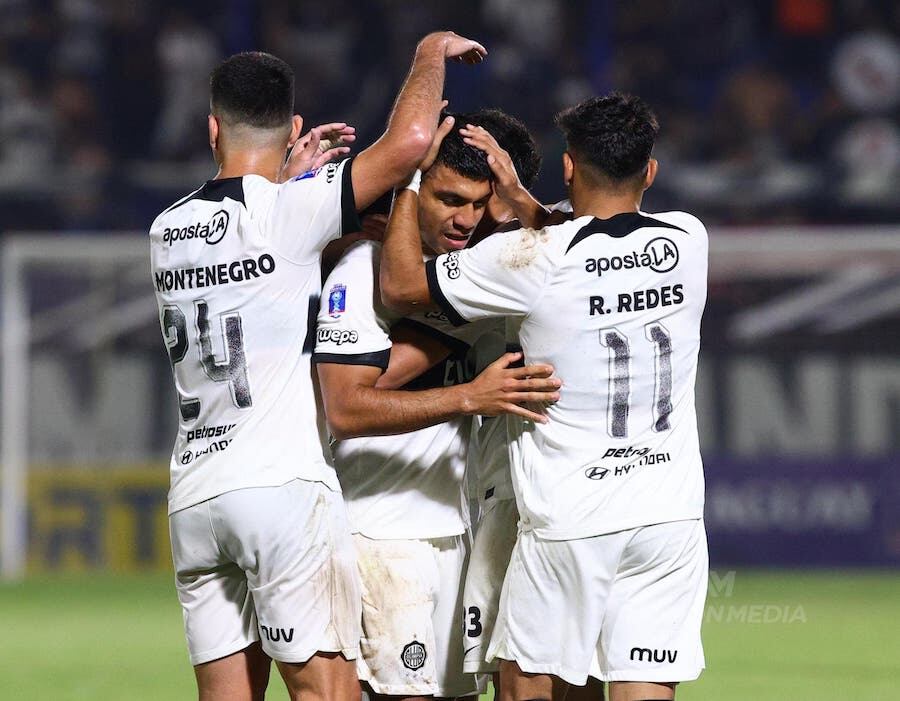 Marcos Gómez (centro) recibe las felicitaciones tras marcar el primer tanto de Olimpia. El Franjeado cumplió y ya está en cuartos de final de la Copa Paraguay.FOTO: EDUARDO VELÁZQUEZ