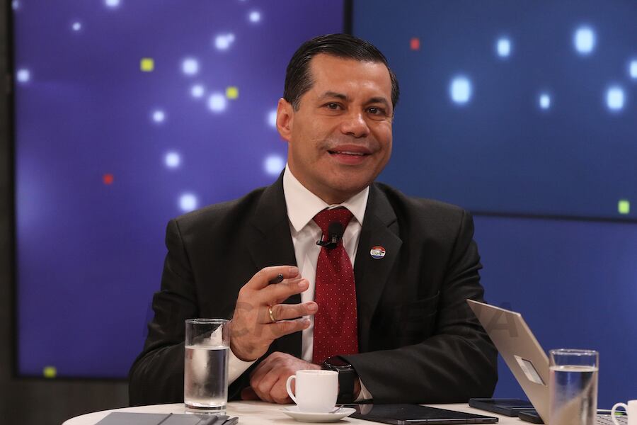 Félix Sosa señaló que el beneficio del plan piloto de planta solar flotante de la Itaipú Binacional será para ambas márgenes asociadas, por la generación de mayor energía eléctrica. Foto Archivo