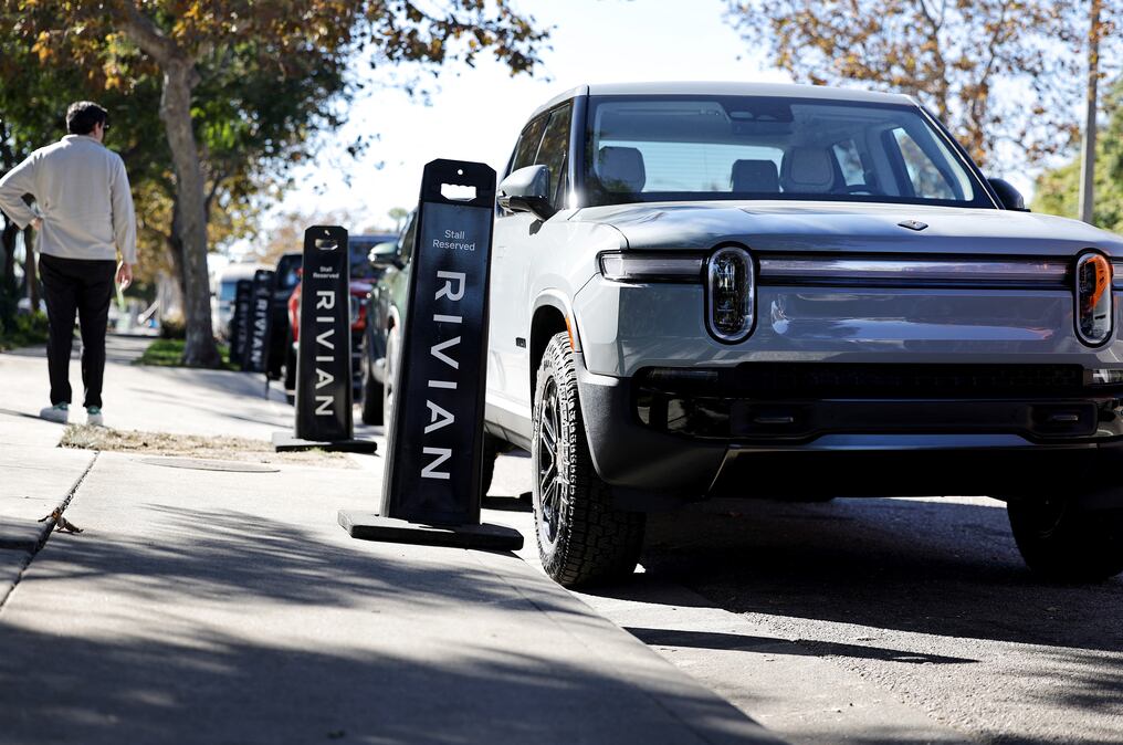 Una fila de automóviles del fabricante Rivian se recargan en California. Foto: Mario Tama/AFP