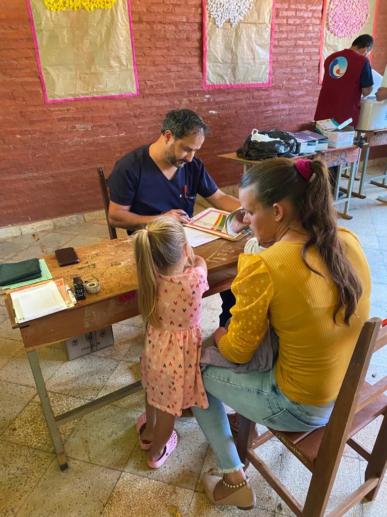 El Lic. Julio Romero, jefe distrital del Pani en Itakyry, en una de las consultas del programa de entrega de leche. Valoró la importancia de la ampliación del programa a más niños, según se anunció desde el MSP. Foto: Gentileza