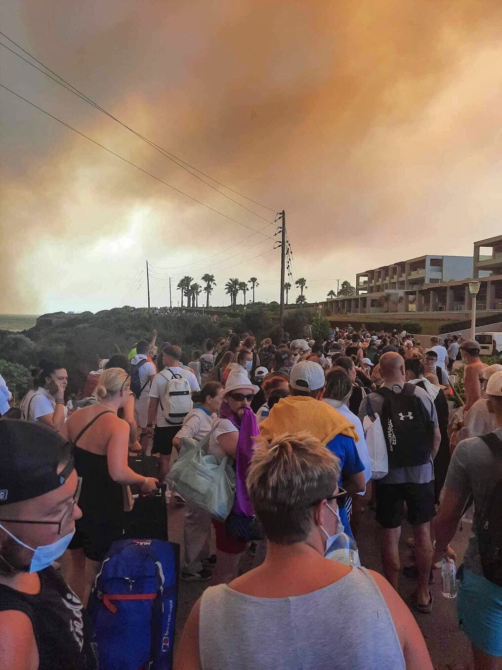 Los incendios obligaron a movilizar a miles de visitantes del destino turístico, donde cientos siguen refugiados en escuelas y el aeropuerto. Foto: AFP