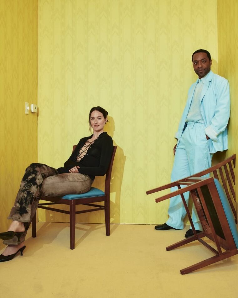 Renate Reinsve y Chiwetel Ejiofor, protagonizan “Backrooms”.