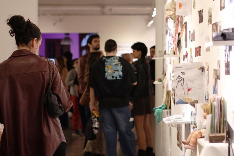 “Ojos que yo encendí”, incluye además obras de artistas paraguayas, producto de un taller con colegas de España. Foto: Facebook/cceasunción
