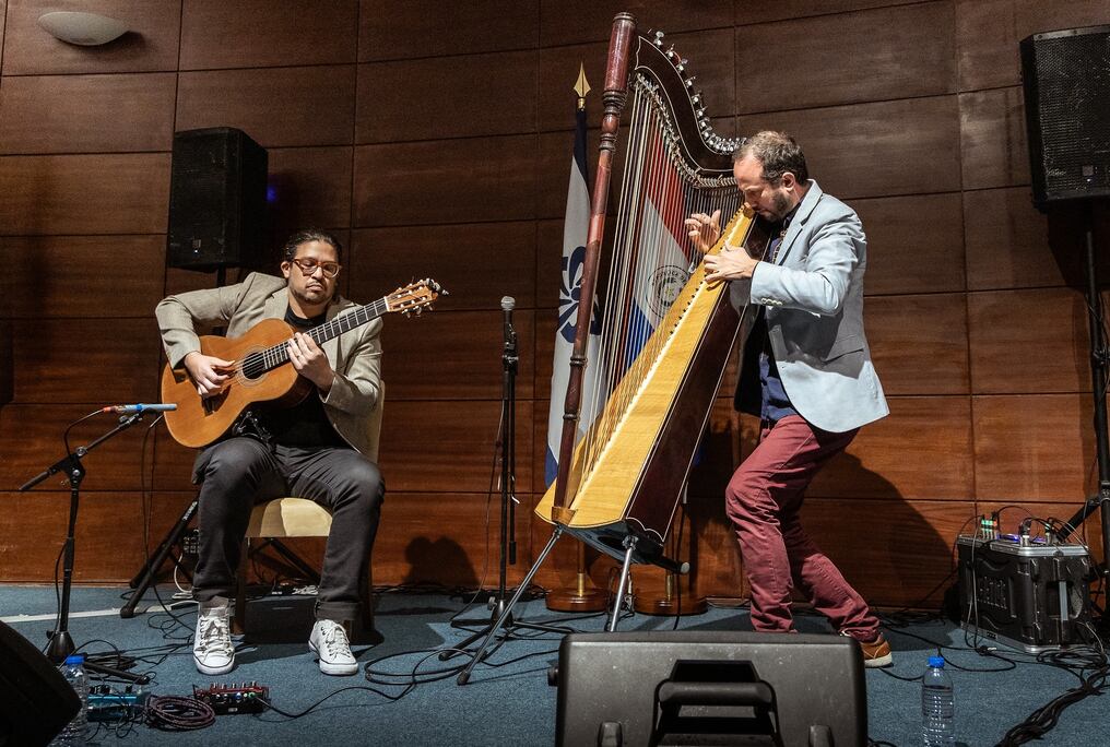 El guitarrista Pedro Martínez y el arpista Sixto Corbalán se presentan este miércoles en un auditorio universitario. Foto: Archivo