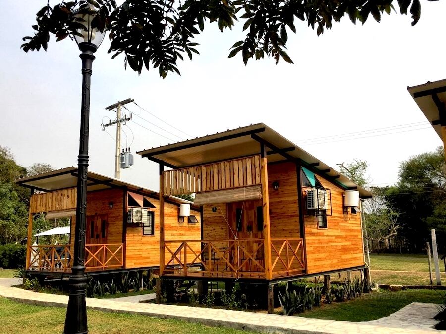 El Apart Hotel Il Faro cuenta con 10 cabañas entre alpinas y temáticas, además de estar sectorizados con
un área exclusiva para adultos.