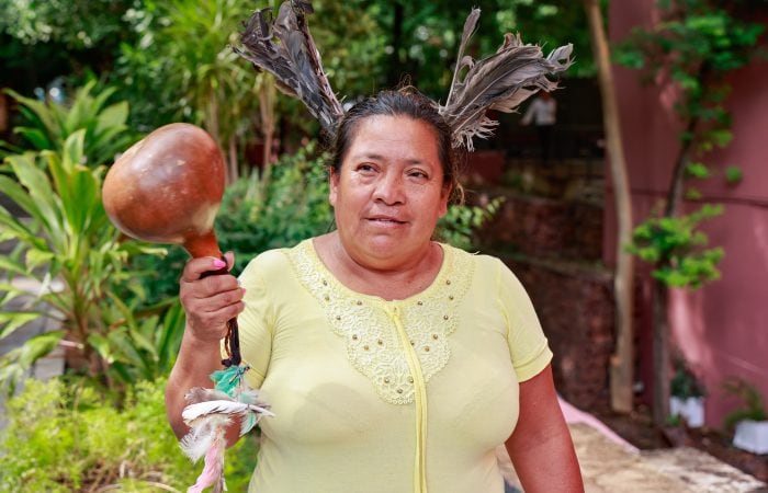 Las artesanas Chamacoco elaboran pantallas, cuadros, sombreros, carteras y trajes típicos.Foto: Gentileza