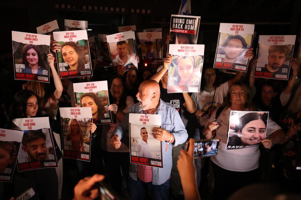 Son cientos los secuestrados por el grupo terrorista Hamás y los familiares de cada una de las víctimas claman constantemente por la liberación de sus seres queridos. Foto: AFP