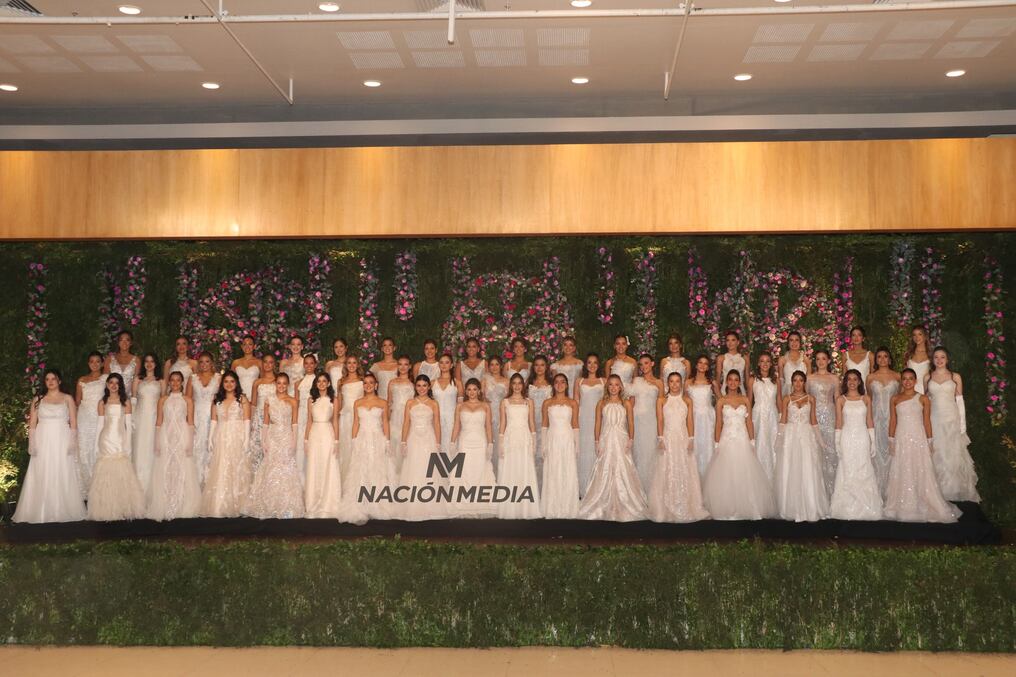 Para el recuerdo, las 100 debutantes posan en la foto que perdurará por siempre. Foto: Cristóbal Núñez