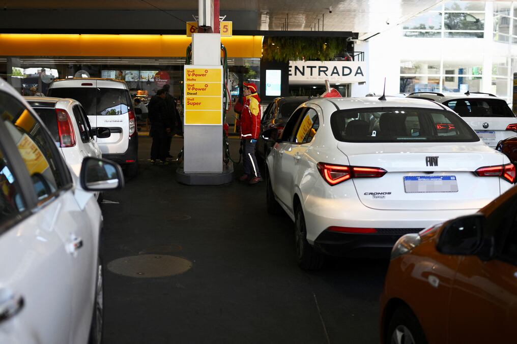 El faltante se debe a paradas programadas en dos refinerías, un pico de consumo estacional y mayor demanda del campo, sostuvo un comunicado conjunto de las principales petroleras. Foto: AFP