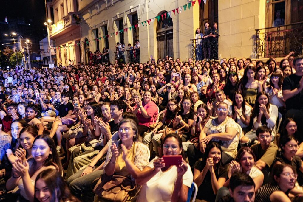 La función especial del clásico de ballet fue un éxito anoche, frente a la sede del Gobierno. Foto: @Senatur_Py