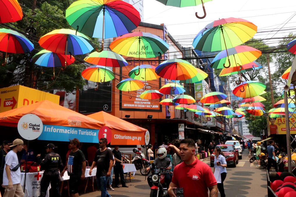 El paseo gastronómico del centro de Ciudad del Este, que se sumó a la feria de descuentos, hasta ayer viernes 17 de noviembre, ya vendió 27 barriles de cerveza, según Asobares. El titular Leandro Villa dijo que les está resultado muy bueno. Foto: Gustavo Galeano
