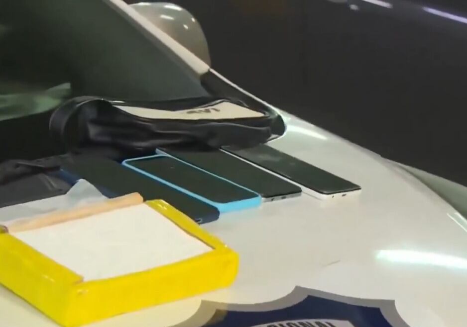 La Policía se incautó de cerca de 1 kilo de presunta cocaína y se estima que esta sería fraccionada en más de 5.000 dosis. Foto: Captura de pantalla