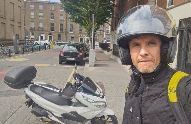 Caio Benicio, de 43 años, utilizó su casco para detener a un atacante que acuchilló a cinco personas. Foto: Gentileza