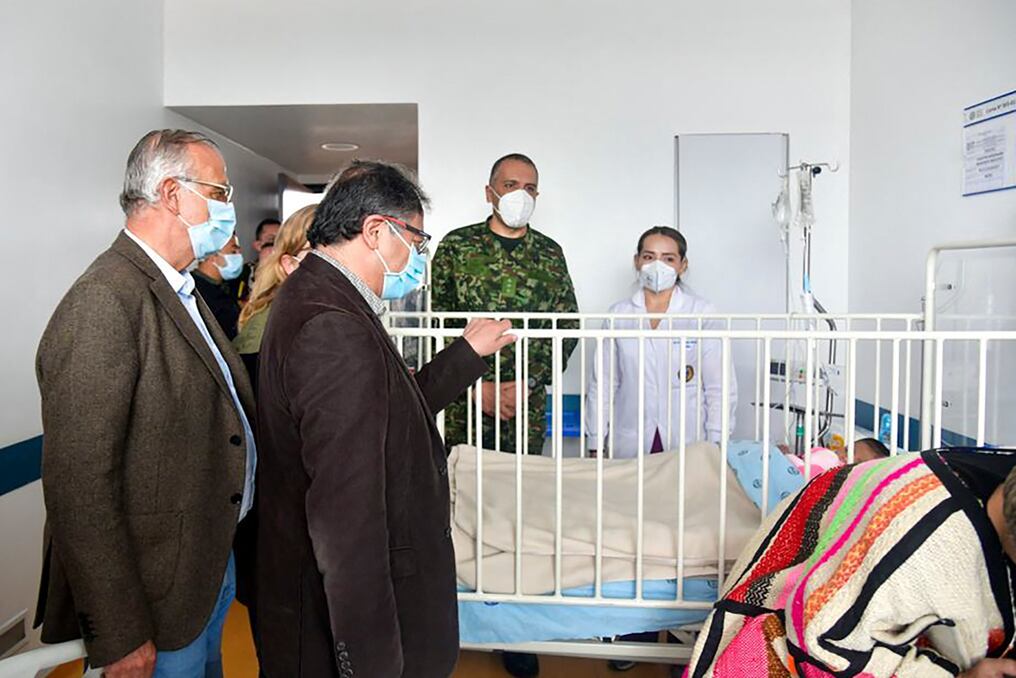 El presidente de Colombia, Gustavo Petro visitó este sábado a los cuatro menores que son atendidos en un hospital militar de Bogotá. Foto: AFP