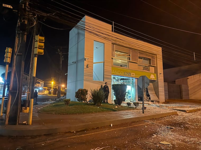 El banco GNB también fue atacado con explosivos.
