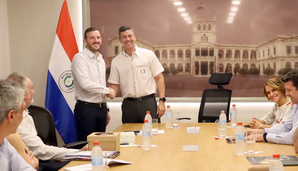 El mandatario Santiago Peña se reunió con el comisario europeo, Virginijus Sinkevicius. Foto: Gentileza