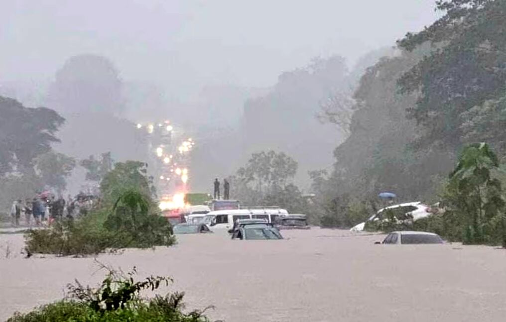 El país centroamericano registra actualmente lluvias torrenciales que causaron la crecida de río Naranjito, que arrastró una veintena de vehículos. Foto: @nacion