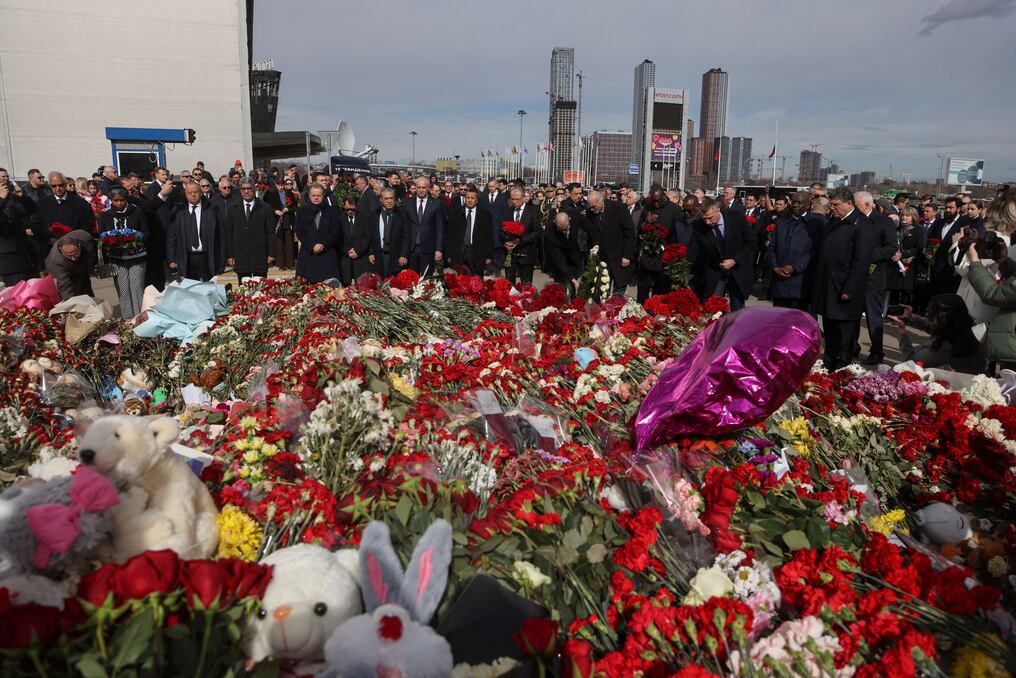 Los embajadores y representantes diplomáticos participaron en una ceremonia en memoria de las víctimas del ataque terrorista en Crocus City Hall. Foto: AFP