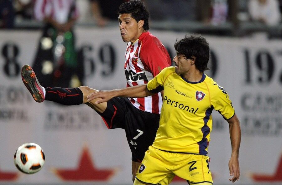 César Benítez y Enzo Pérez en una secuencia del partido entre Cerro Porteño y Estudiantes por octavos de final en la Copa Libertadores 2011. Foto: AFP
