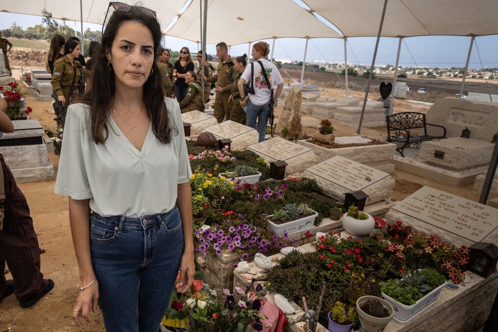 Adi Levy-Slama asiste a una ceremonia conmemorativa para la familia Kutz en el cementerio de Gan-Yavne, en el sur de Israel. Foto: AFP