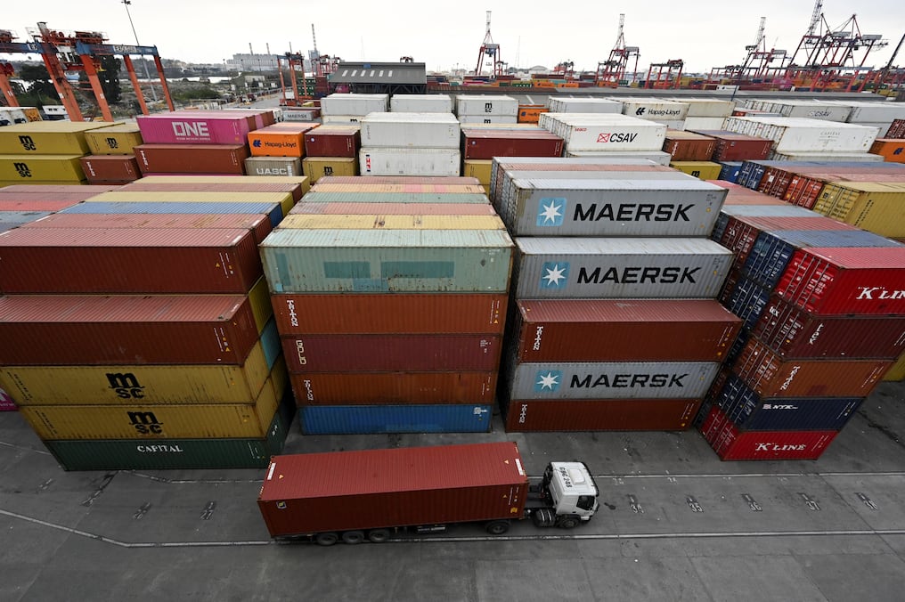 A través de los puertos de Villeta se mueven entre 50 y 100 barcazas con unos 500 contenedores de manera diaria. Foto: AFP